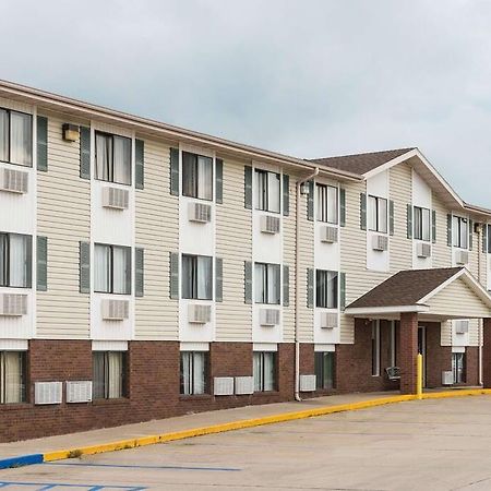Amerihost Inn & Suites Kingdom City Bagian luar foto