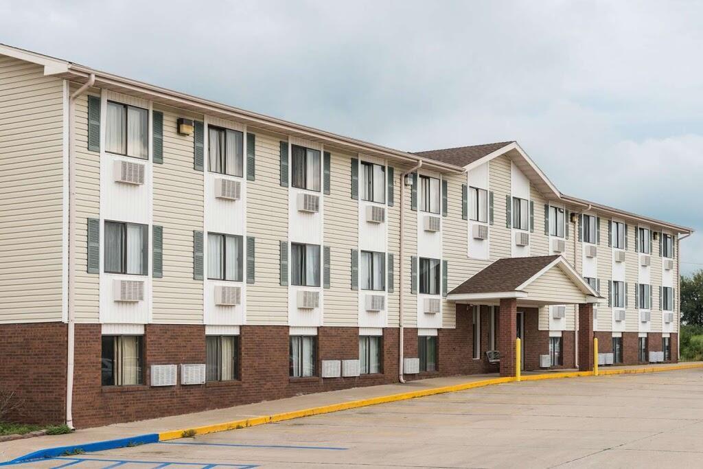 Amerihost Inn & Suites Kingdom City Bagian luar foto