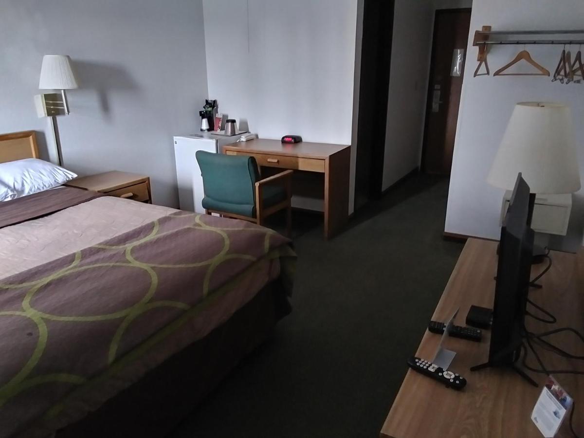 Amerihost Inn & Suites Kingdom City Bagian luar foto