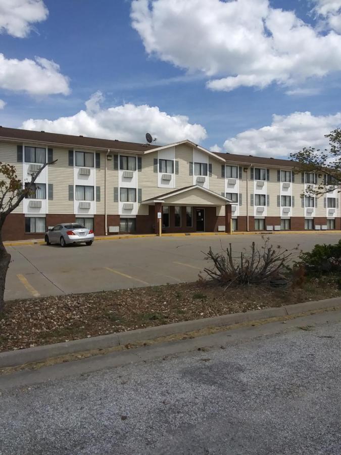 Amerihost Inn & Suites Kingdom City Bagian luar foto