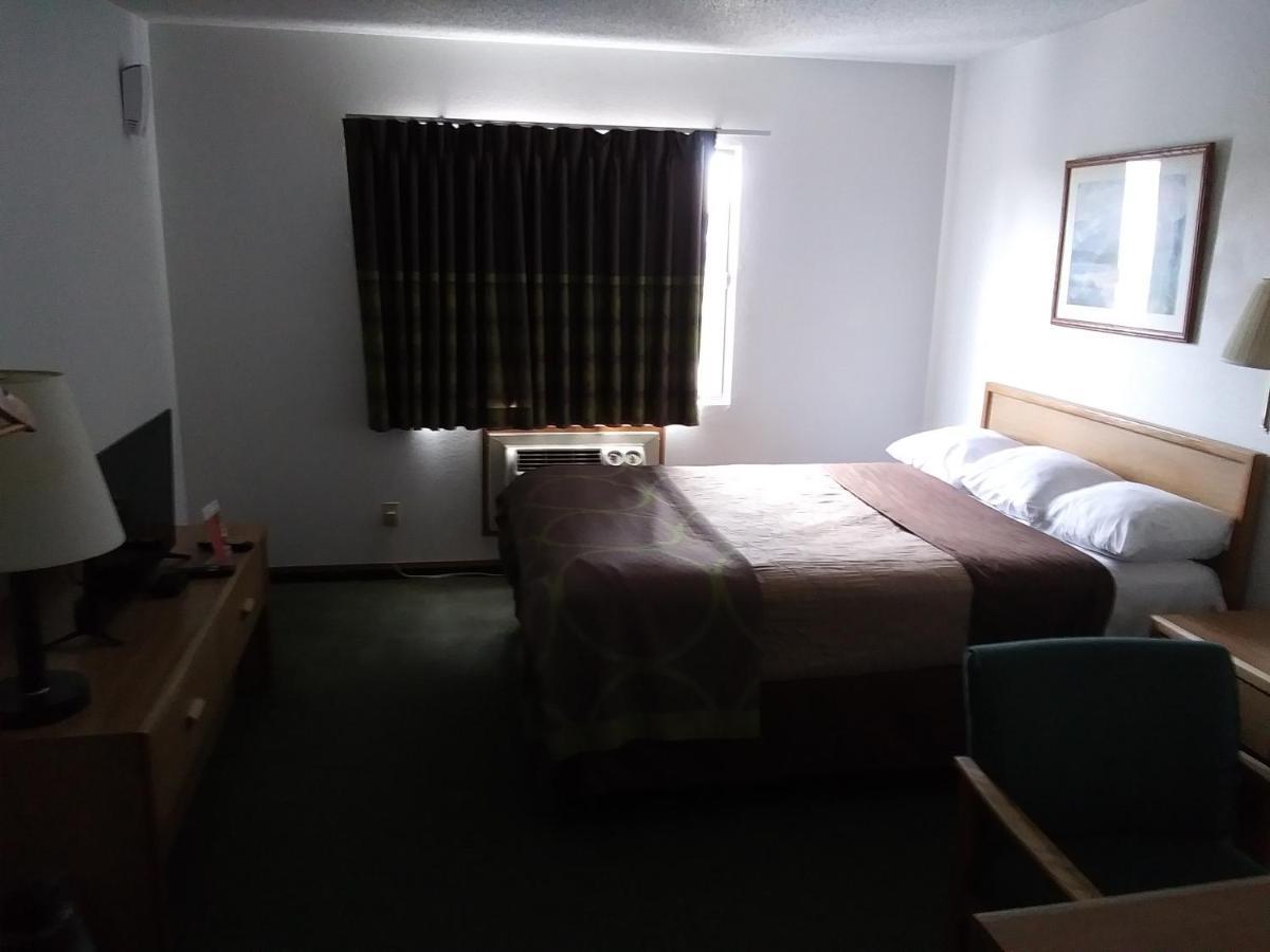 Amerihost Inn & Suites Kingdom City Bagian luar foto
