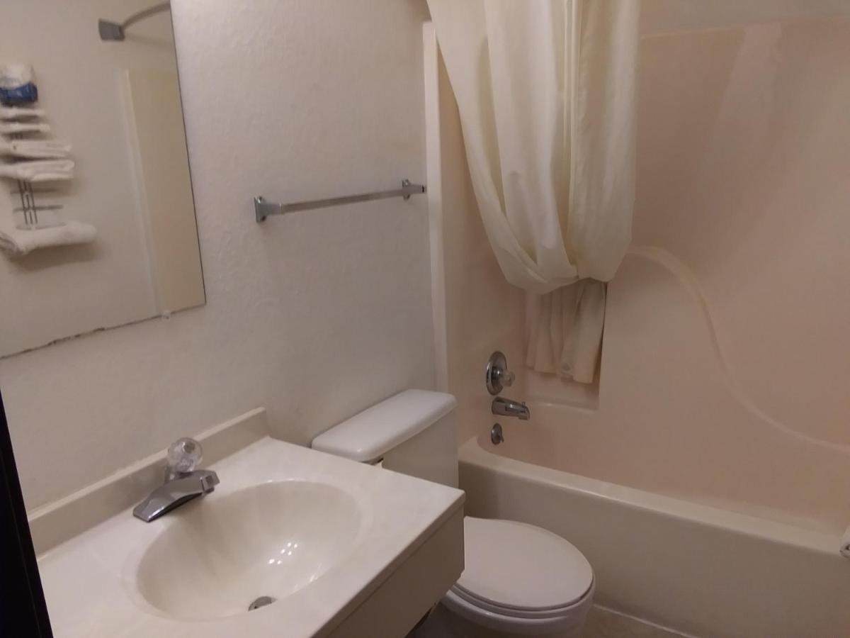 Amerihost Inn & Suites Kingdom City Bagian luar foto