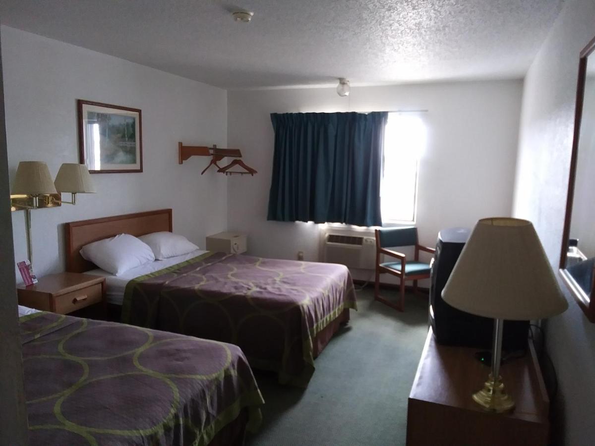 Amerihost Inn & Suites Kingdom City Bagian luar foto