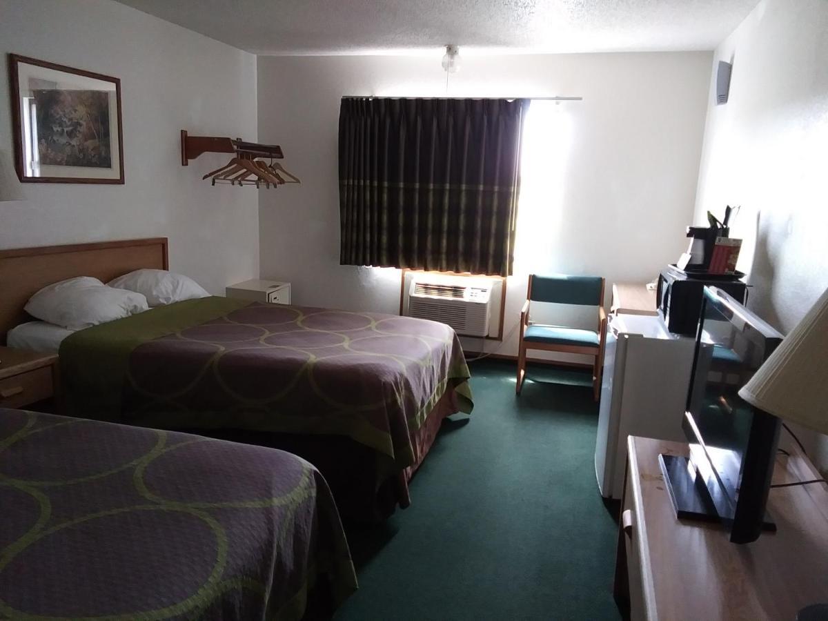 Amerihost Inn & Suites Kingdom City Bagian luar foto
