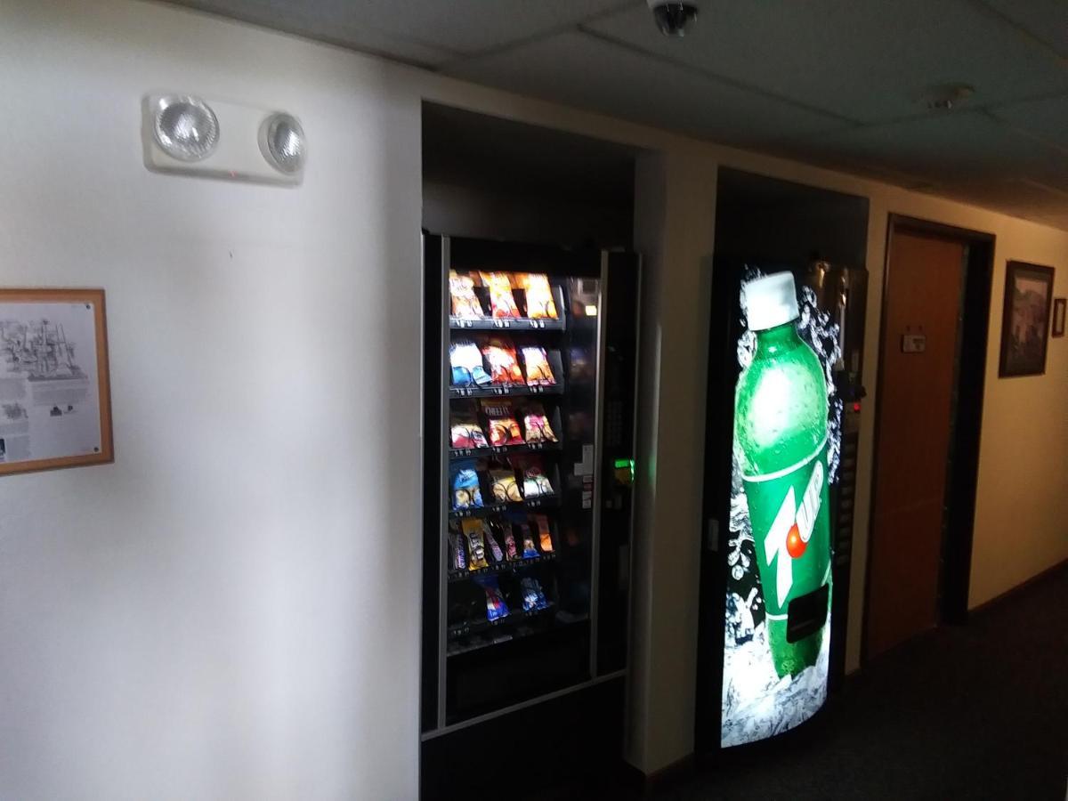 Amerihost Inn & Suites Kingdom City Bagian luar foto