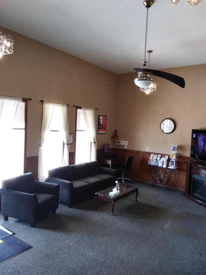 Amerihost Inn & Suites Kingdom City Bagian luar foto