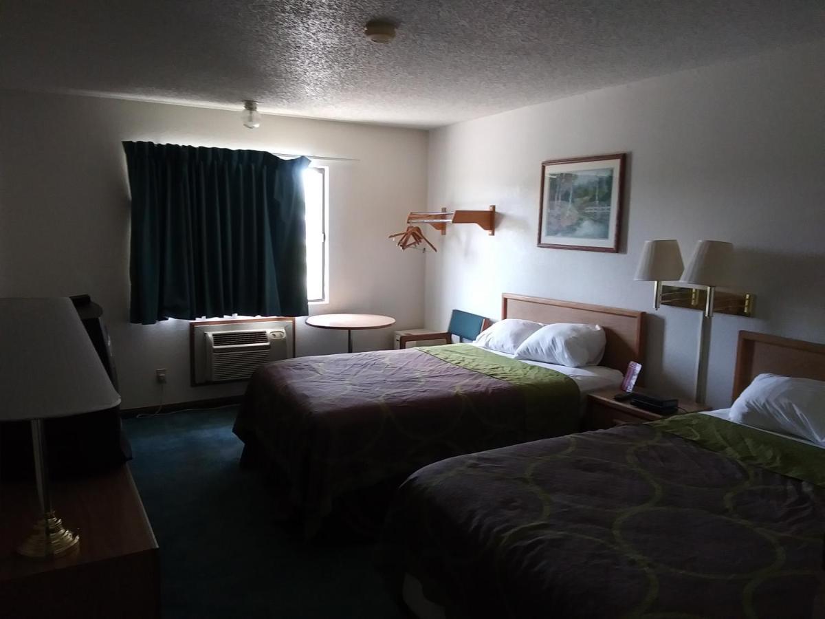 Amerihost Inn & Suites Kingdom City Bagian luar foto