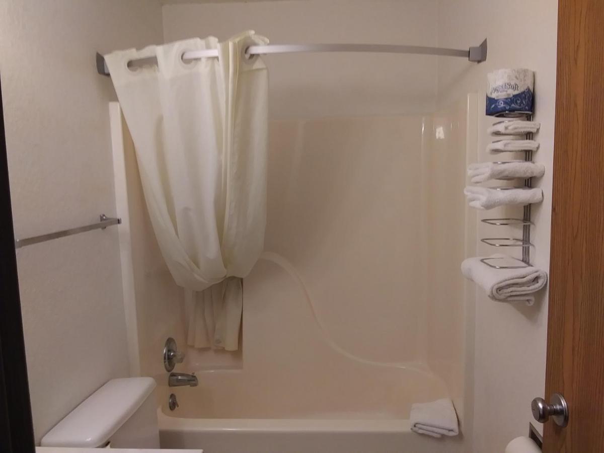 Amerihost Inn & Suites Kingdom City Bagian luar foto
